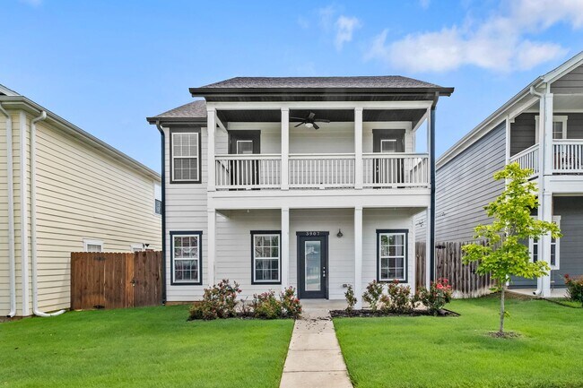 Building Photo - tylish 3-Bedroom Home with Balcony & Moder...