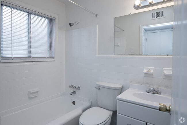 1BR, 1BA - 840SF - Bathroom