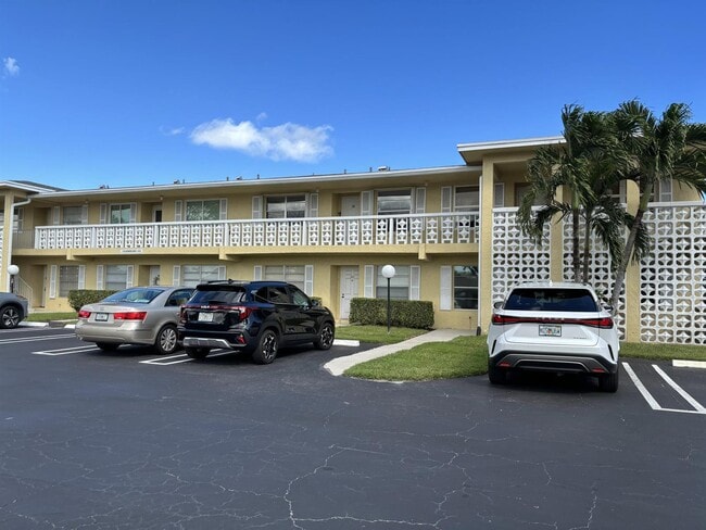 Building Photo - 1120 Boxwood Dr Unit Pines of Delray