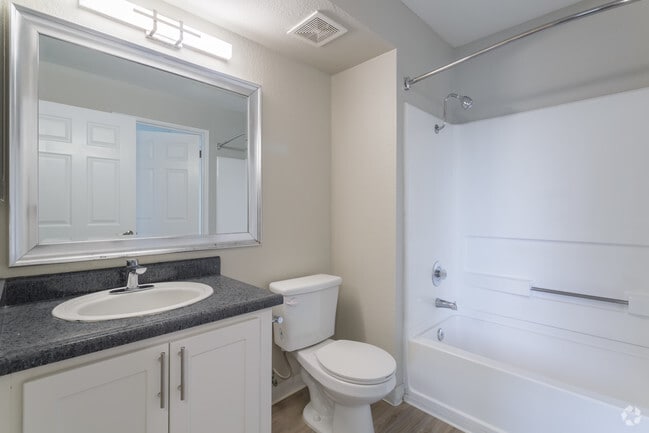 2BR, 1BA - 735 SF