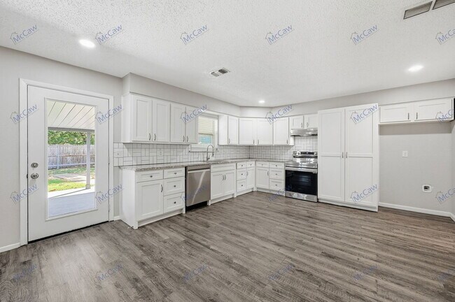 Photo - 808 Bullock Dr