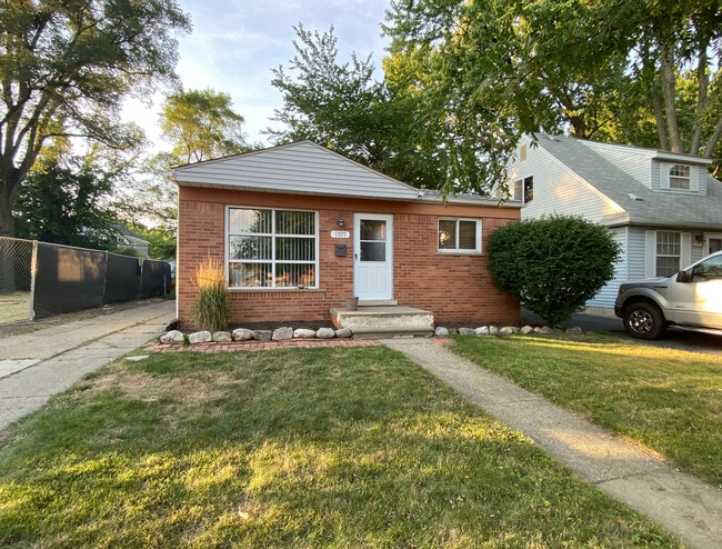 Building Photo - 1377 Chapin Ave Rental