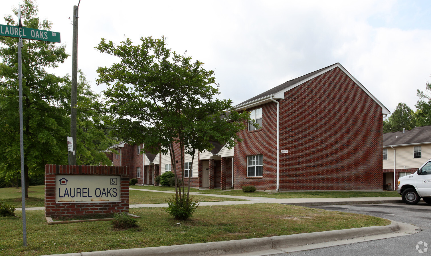 Photo - Laurel Oaks Apartments