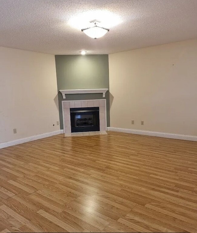 Photo - 3 bedrooms with Garage!