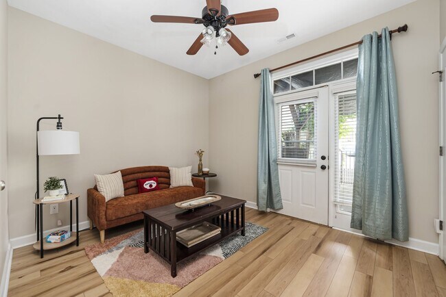 Photo - Stylish 3-bedroom townhome in Vermillion in Hustersville