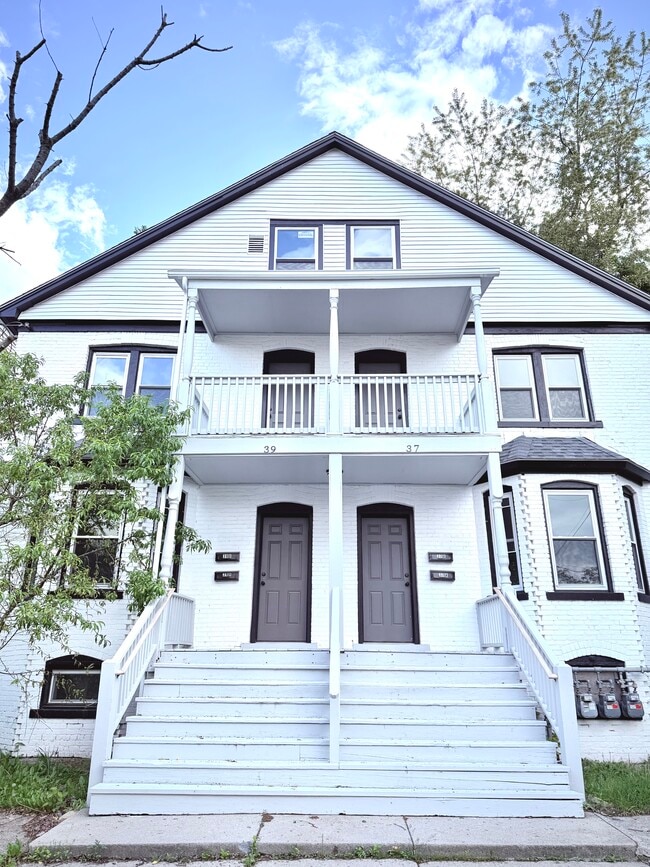 Building Photo - 37 Southfield Ave Unit B