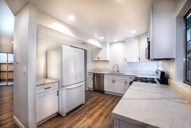Building Photo - Fully Remodeled Townhouse in Gated Gardena...