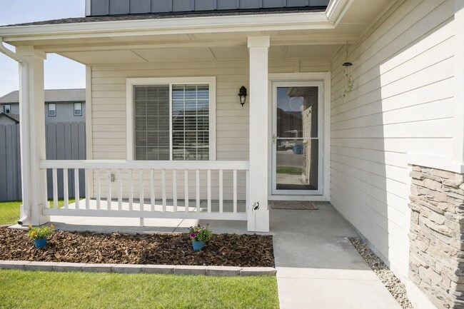 Photo - 645 SW Miner St