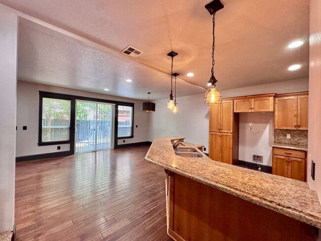 Photo - GORGEOUS Townhome... LOCATION , LOCATION near Peace Health Hospital
