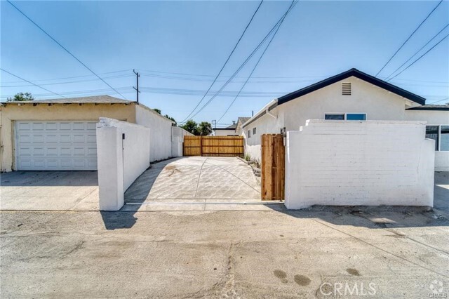 Building Photo - 11443 Saticoy St Rental