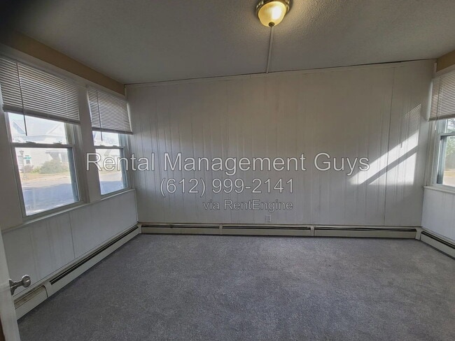 Photo - 736 Geranium Ave E