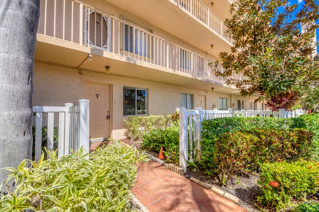 Photo - 6865 Huntington Ln Unit 105