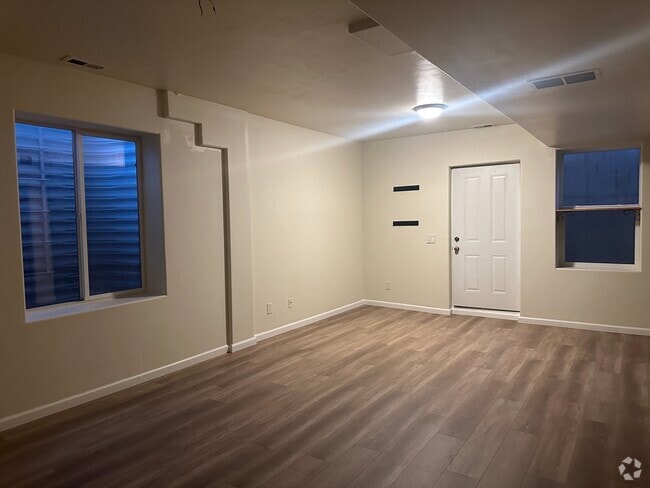 Building Photo - 679 E 2nd St Unit Basement Rental