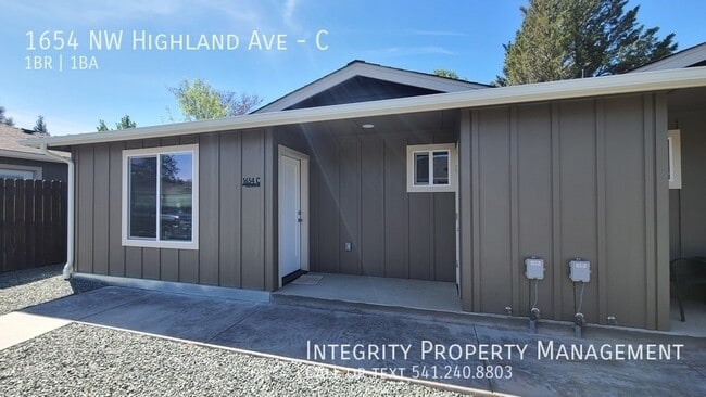Building Photo - 1654 NW Highland Ave Unit C