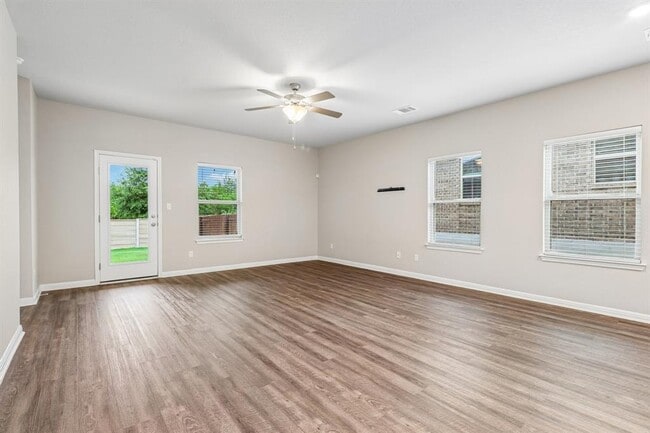 Photo - 616 Sigourney Wy