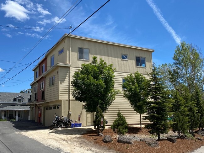 Building Photo - 844 NW Newport Ave