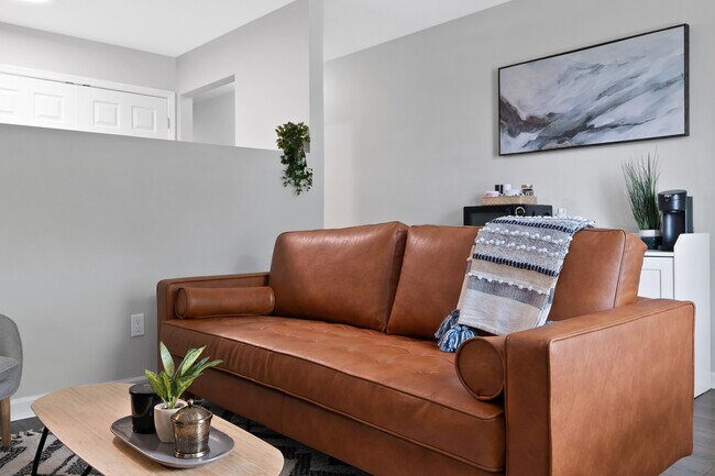 Photo - 2365 E 5th St