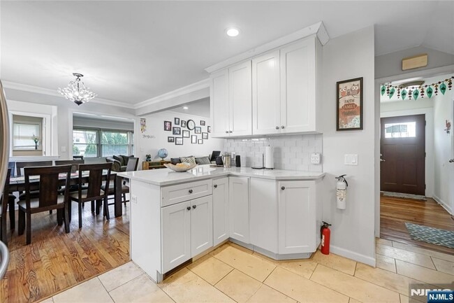 Photo - 122 Village Cir W