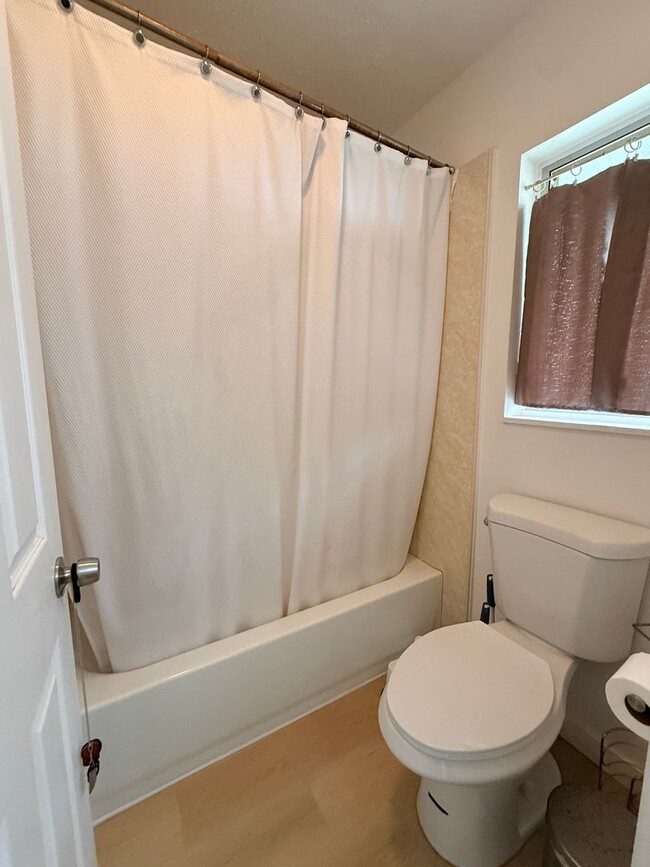 Photo - Remodeled 4/2/2 in Cool & Breezy Upper Makakilo Near Schools