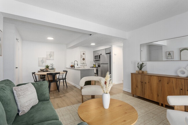 Área de estar de concepto abierto - Robin Hill Apartments