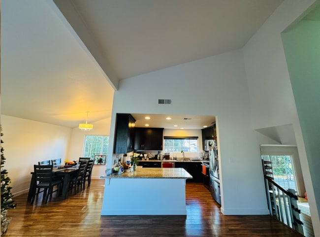 Photo - 687 Geraldine St