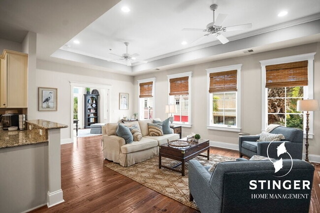 Building Photo - 700 Bay St Unit 207