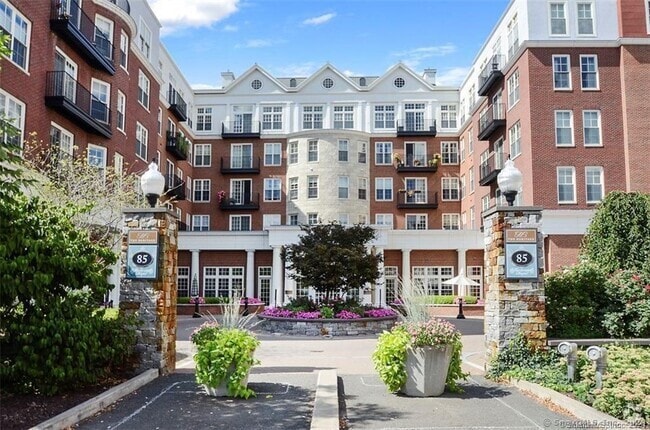 Building Photo - 85 Memorial Rd Unit 215 Rental