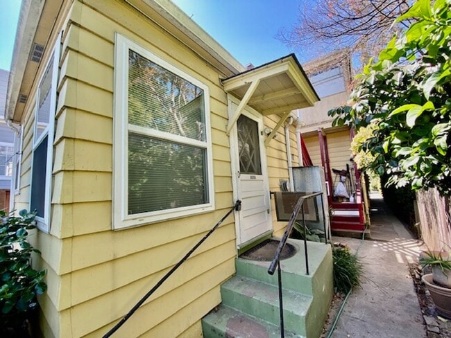 Building Photo - 1035-1035 Taylor Ave Unit 1035 1/2 Rental