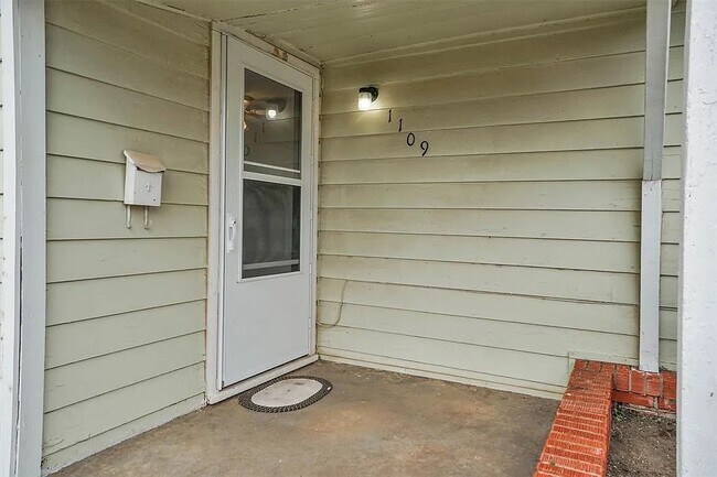 Photo - 1109 E Chestnut St