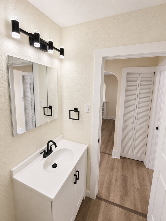 Photo - 2149 Alvin St