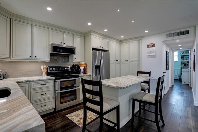 Photo - 2400 NE 10th St Unit 402