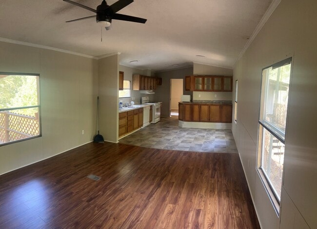 Photo - 1370 Yorkshire Ln
