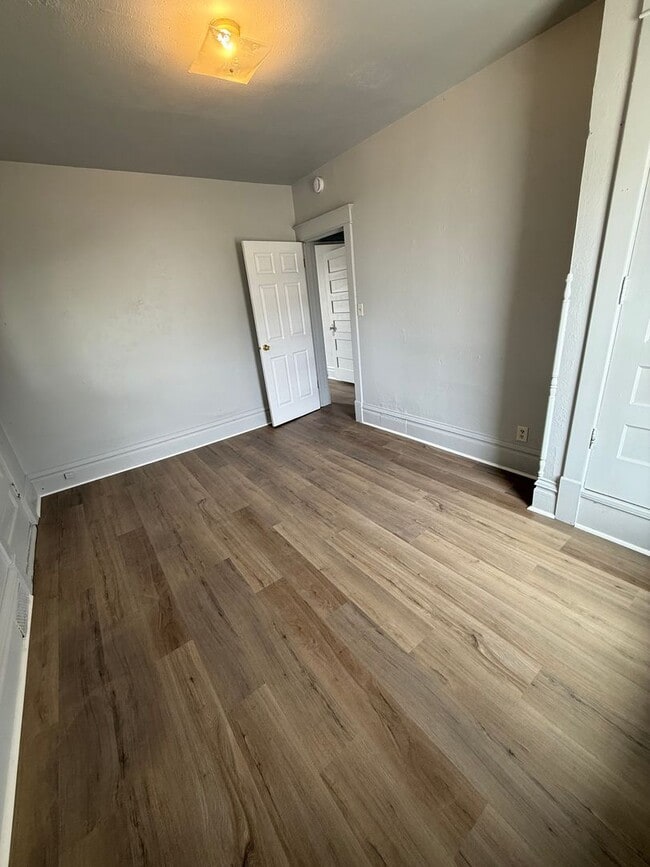 Building Photo - 415 George St Unit Upstairs