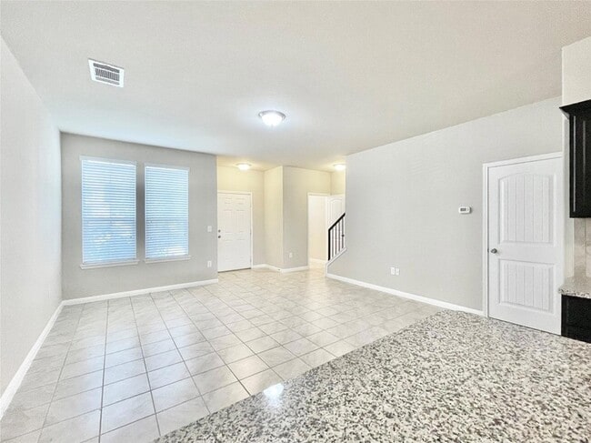 Photo - 415 Crater Lake Dr