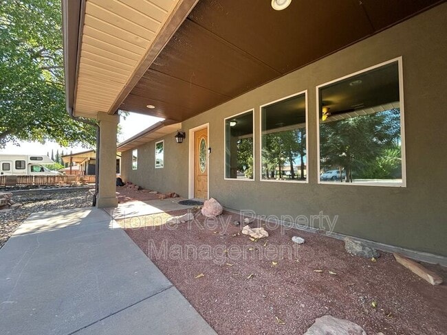 3165 Crestview Dr