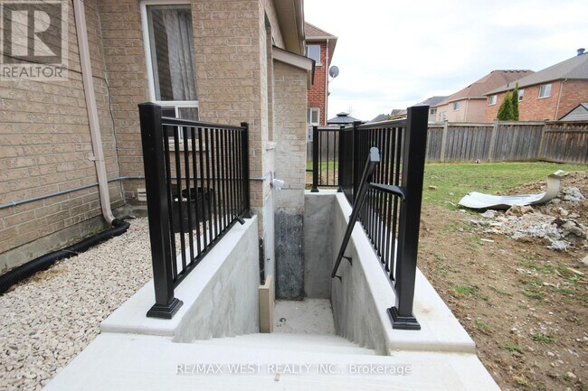 Photo - 152 The Queensway