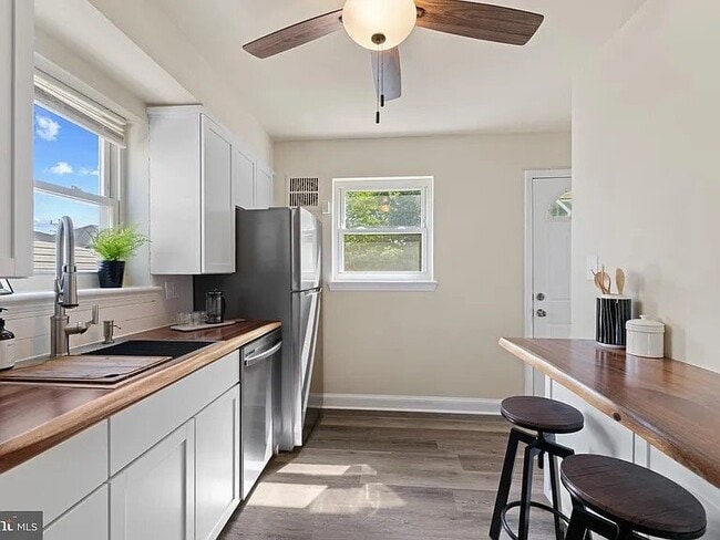 Photo - 10205 Douglas Ave