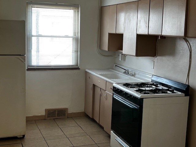 1 Bedroom Apt.: Kitchen - 9102 Reading Rd Apartments