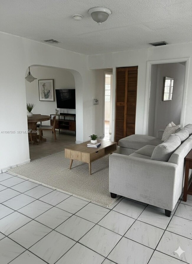 Photo - 992 E 18th St Unidad 2