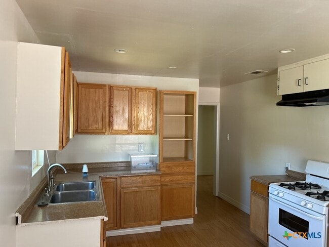 Photo - 808 Florence Rd