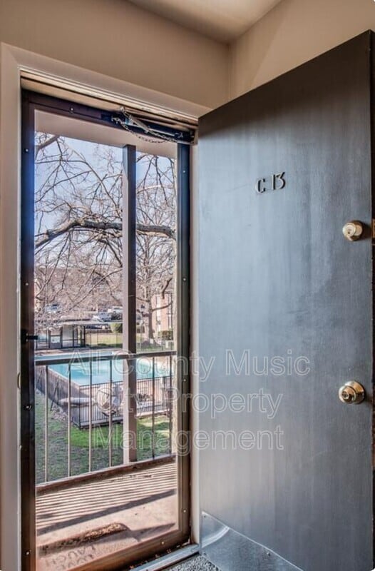 Building Photo - 2134 Fairfax Ave Unit #C13