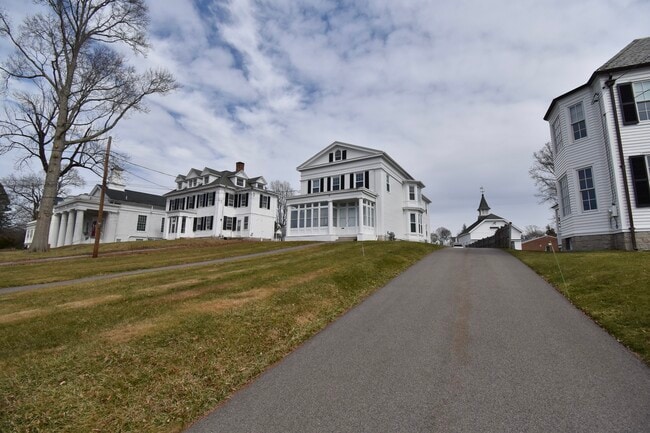 Building Photo - 4 Elm St Unit 1