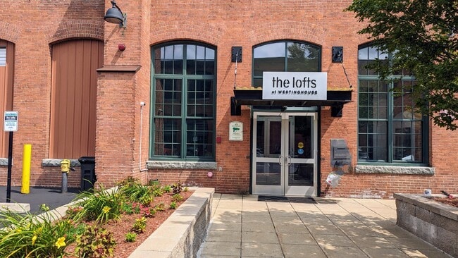 Building Photo - Luxurious 1bd condo , 15' Ceilings, exposed brick, in-unit laundry Unit C301