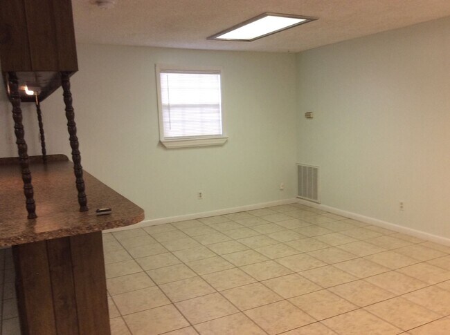 Building Photo - Large one Bedroom