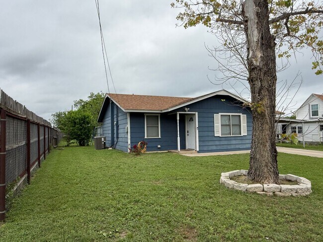 Photo - 3 Bedroom Home With Large Fenced In Yard