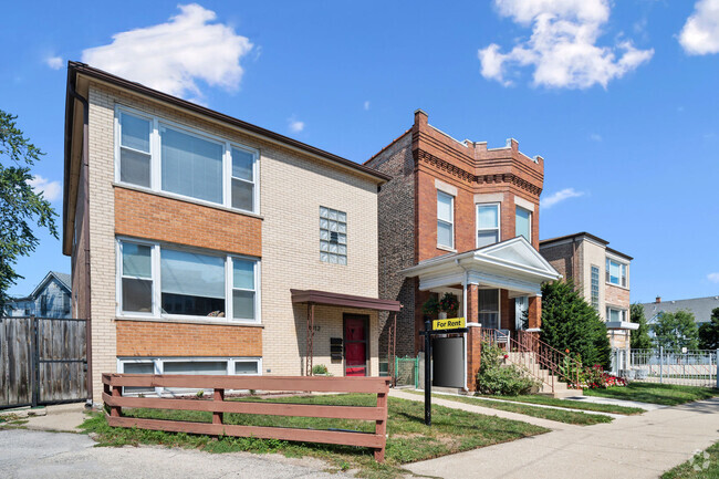 Building Photo - 4912 W Berteau Ave Rental