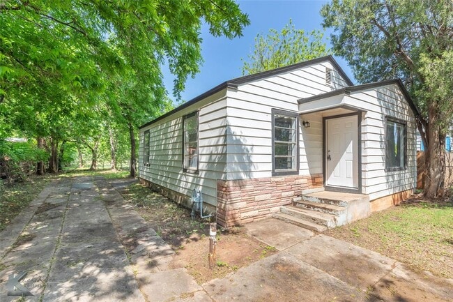 Photo - 850 Sunset Dr House