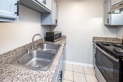 1BR, 1BA - 770SF - Kitchen