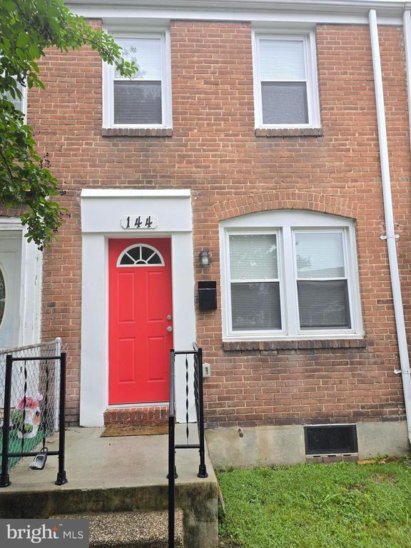 Building Photo - 144 Chestnut St Rental