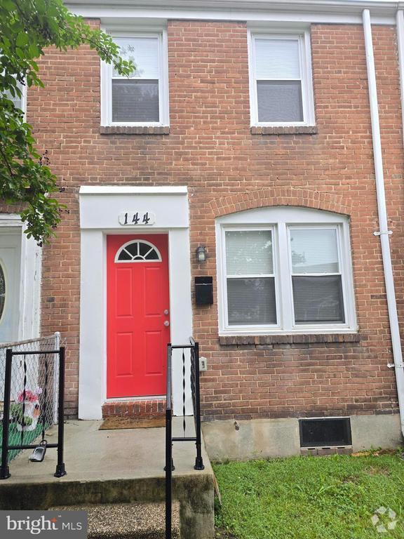 Building Photo - 144 Chestnut St Rental